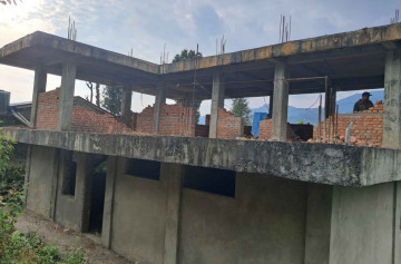ठेकेदारको लापर्वाहीले स्वास्थ्यचौकी भवन अलपत्र